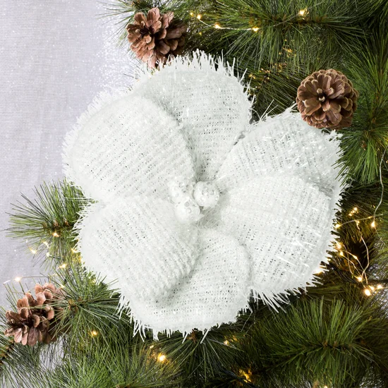 Świąteczny kwiat dekoracyjny z tkaniny zdobionej wystającymi lśniącymi włoskami - 15 cm - biały