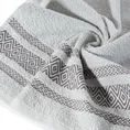 Ręcznik z żakardową bordiurą w romby - 70 x 140 cm - srebrny 5
