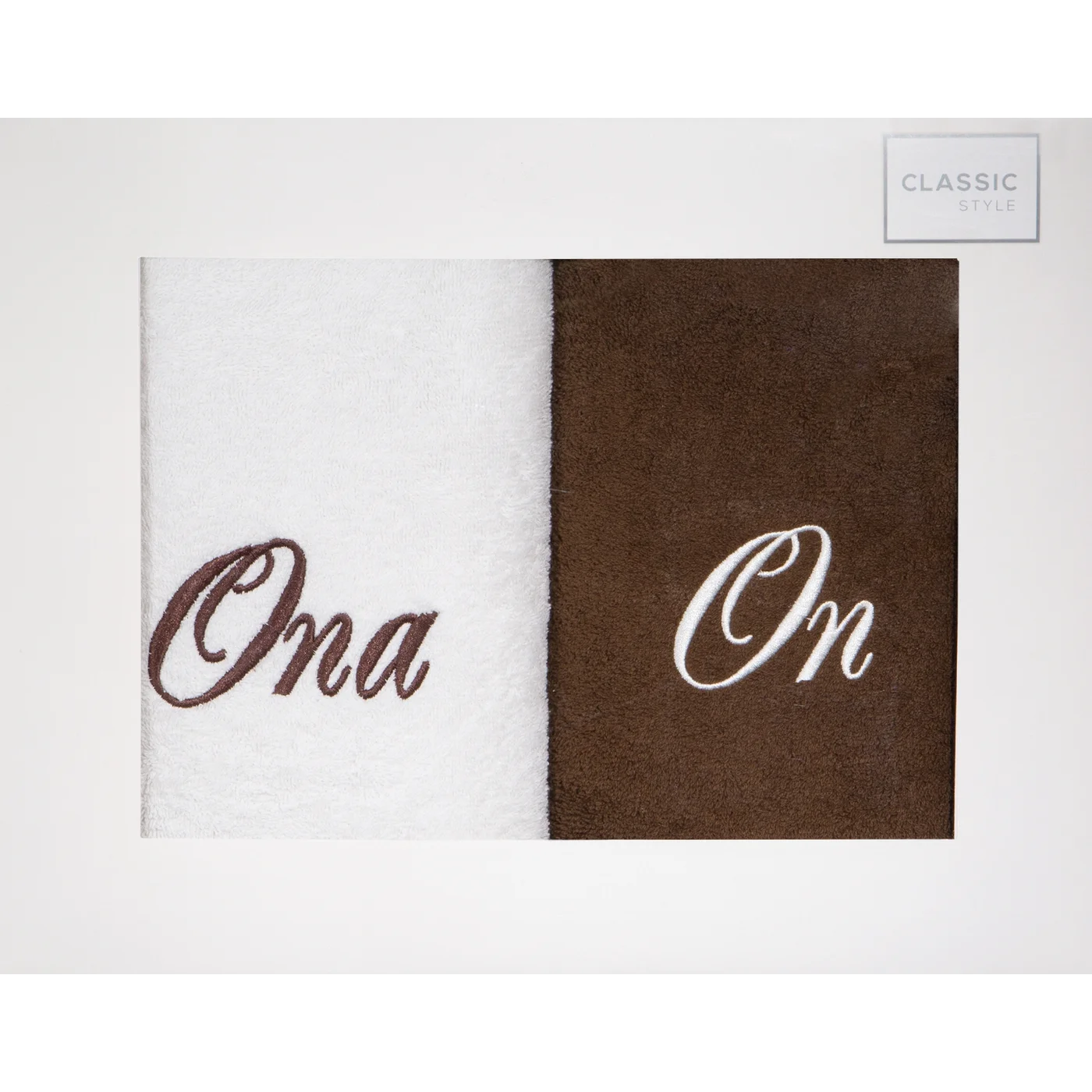 Zestaw upominkowy 2 szt ręczników  z haftem ONA i ON w kartonowym opakowaniu na prezent