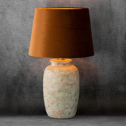 Lampa stołowa STELA na podstawie z betonu z abażurem z lśniącego welwetu Lampa stołowa STELA na podstawie z betonu z abażurem z lśniącego welwetu - 32 x 39 x 66 cm