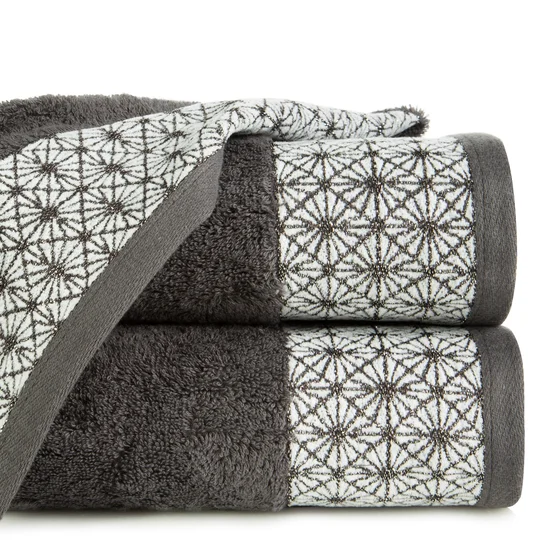 Ręcznik z żakardową bordiurą i geometrycznym wzorem - 70 x 140 cm - stalowy