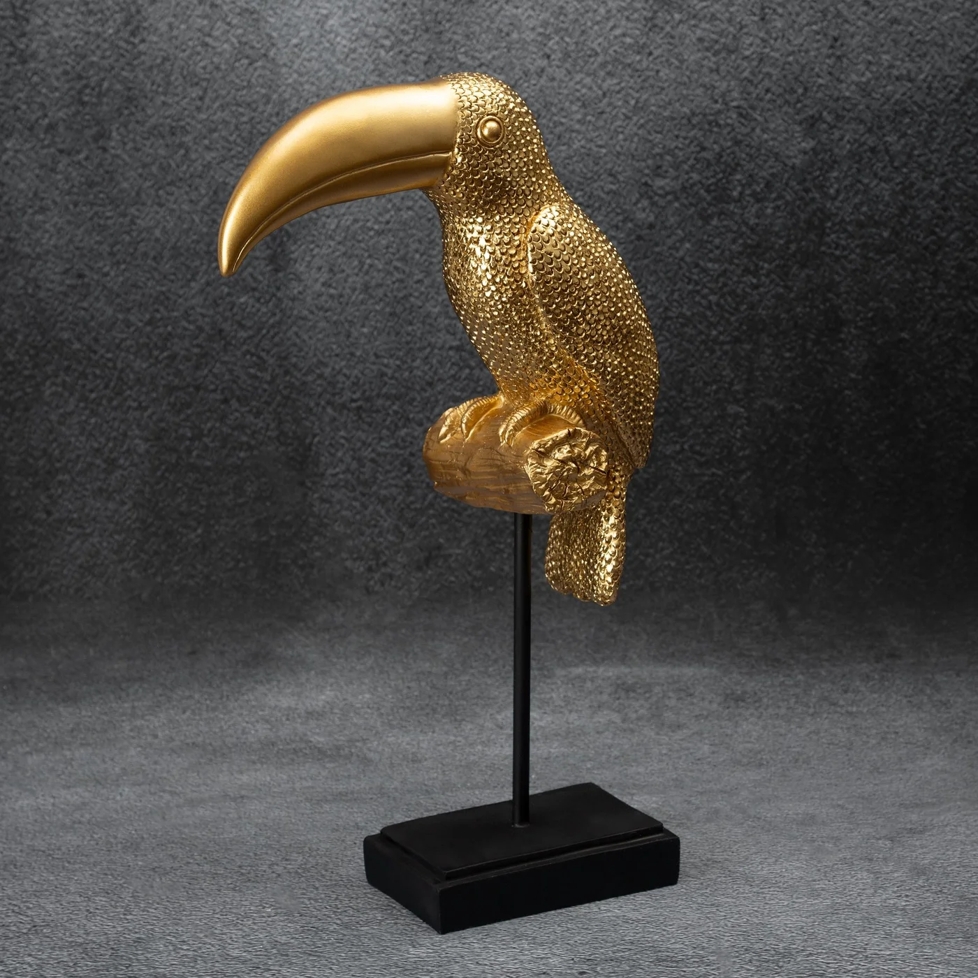 Tukan figurka dekoracyjna złota