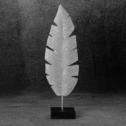 Liść - figurka dekoracyjna ELDO o drobnym strukturalnym wzorze, srebrna Liść - figurka dekoracyjna ELDO o drobnym strukturalnym wzorze, srebrna - 10 x 5 x 35 cm