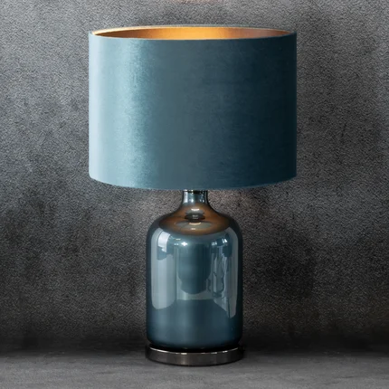 Lampa stołowa DEMI na szklanej podstawie ze szkła z abażurem z lśniącego welwetu Lampa stołowa DEMI na szklanej podstawie ze szkła z abażurem z lśniącego welwetu - ∅ 34 x 53 cm