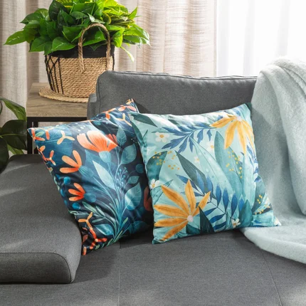 Poszewka VELVET 93 z miękkiego welwetu z malarskim kwiatowym wzorem Poszewka VELVET 93 z miękkiego welwetu z malarskim kwiatowym wzorem - 45 x 45 cm