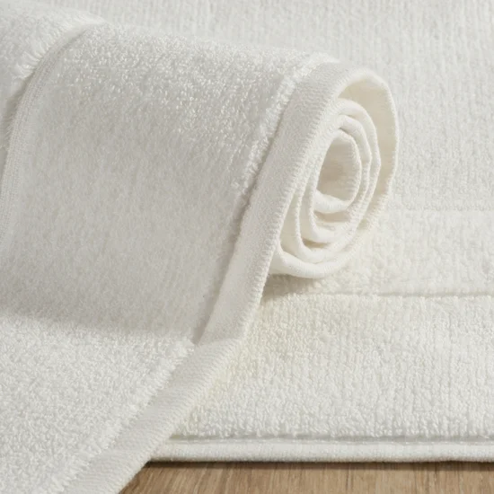 Dywanik łazienkowy z bawełny frotte z welurową bordiurą - 50 x 70 cm - kremowy