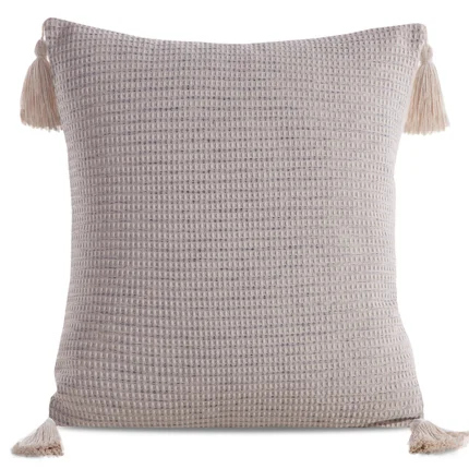 Poszewka dekoracyjna BOHO zdobiona na rogach chwostami Poszewka dekoracyjna BOHO zdobiona na rogach chwostami - 45 x 45 cm