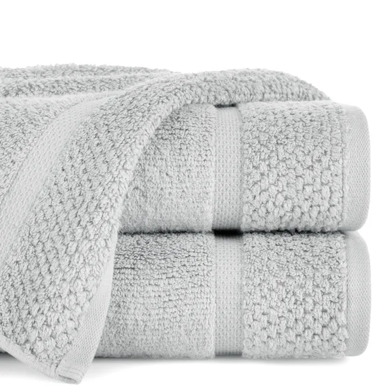 Ręcznik VILIA z puszystej i wyjątkowo grubej przędzy bawełnianej  podkreślony ryżową bordiurą - 70 x 140 cm - jasnopopielaty
