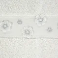 Ręcznik z bordiurą zdobioną aplikacją z trójwymiarowymi haftowanymi kwiatuszkami - 70 x 140 cm - kremowy 2