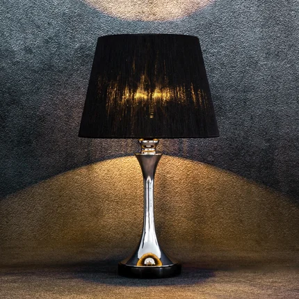 Lampa stołowa ALINA z ozdobną metalową podstawą i abażurem z matowej nici Lampa stołowa ALINA z ozdobną metalową podstawą i abażurem z matowej nici - ∅ 26 x 60 cm