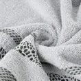 Ręcznik TESSA z bordiurą w cętki inspirowany dziką naturą - 50 x 90 cm - jasnopopielaty 5