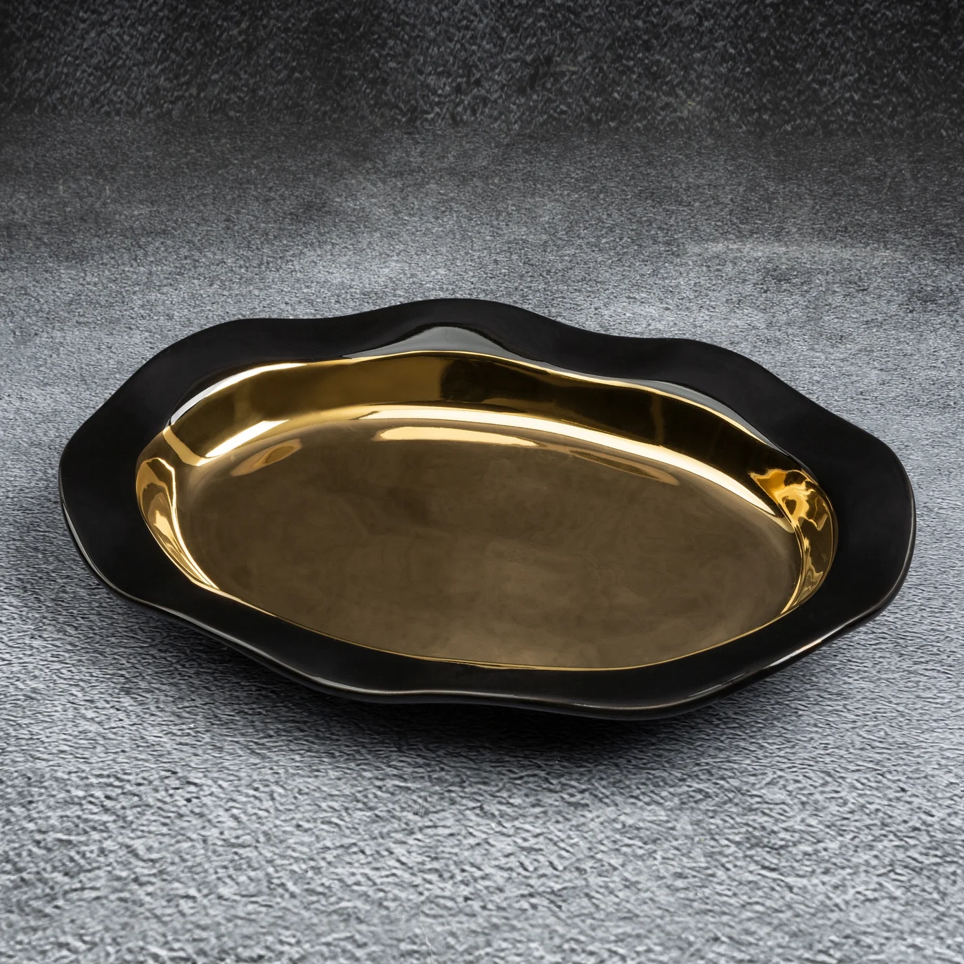 Patera ceramiczna o falującym kształcie czarno-złota
