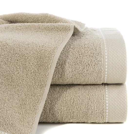 Ręcznik DAISY z bordiurą podkreśloną kontrastującym stebnowaniem - 100 x 150 cm - beżowy