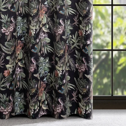 Zasłona BECKY z miękkiego welwetu z botanicznym wzorem i efektem 3D Zasłona BECKY z miękkiego welwetu z botanicznym wzorem i efektem 3D - 140 x 250 cm