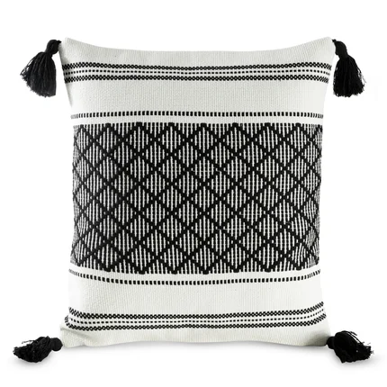Poszewka dekoracyjna w stylu BOHO z ozdobnymi pomponami Poszewka dekoracyjna w stylu BOHO z ozdobnymi pomponami - 45 x 45 cm