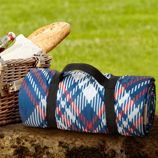 Koc piknikowy z motywem kraty - 130 x 145 cm - granatowy