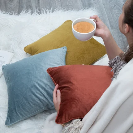 Poszewka LILI z miękkiego welwetu z falującym wytłaczanym wzorem Poszewka LILI z miękkiego welwetu z falującym wytłaczanym wzorem - 40 x 40 cm