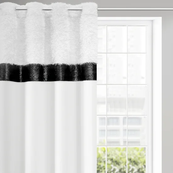 Zasłona z welwetu zdobiona pasem tkaniny z moherową nicią oraz połyskliwych czarnych cekinów - 140 x 250 cm - biały