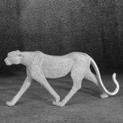 Pantera - figurka dekoracyjna ELDO o drobnym strukturalnym wzorze, srebrny Pantera - figurka dekoracyjna ELDO o drobnym strukturalnym wzorze, srebrny - 31 x 6 x 15 cm