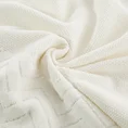 Ręcznik z welwetową bordiurą z wytłaczanym geometrycznym wzorem - 70 x 140 cm - kremowy 5