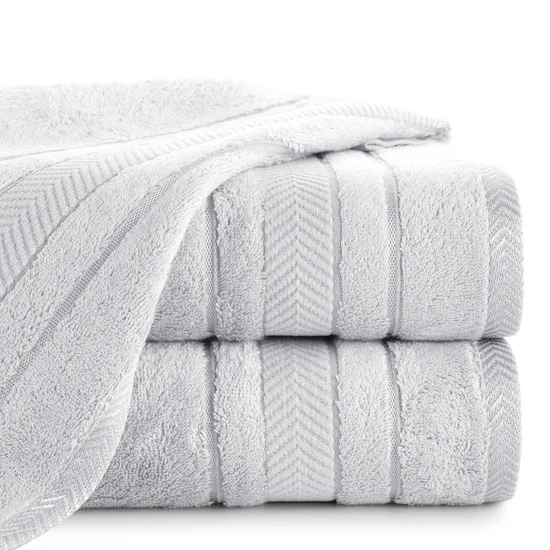 Ręcznik z żakardową bordiurą w geometrycznym stylu - 70 x 140 cm - srebrny