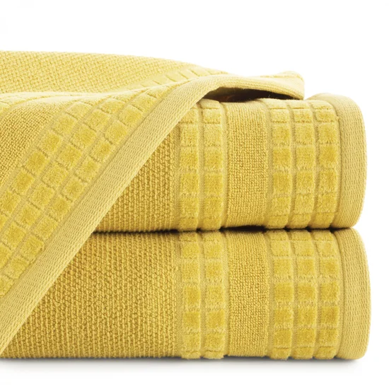 Ręcznik z wypukłą fakturą podkreślony welwetową bordiurą w krateczkę - 30 x 50 cm - musztardowy