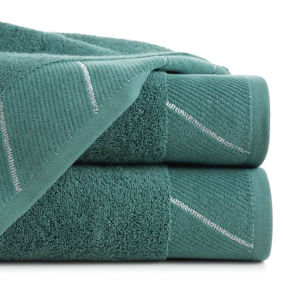 Ręcznik z szenilową bordiurą w błyszczące ukośne paski - 70 x 140 cm - turkusowy