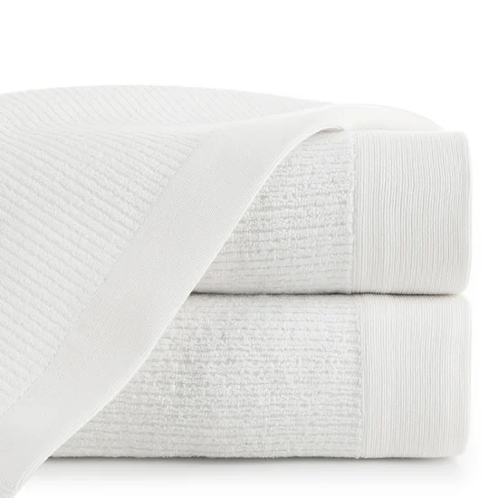 Ręcznik MAURO z włókien bambusowych i bawełny ze strukturą w drobne pasy - 50 x 90 cm - biały