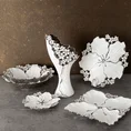 Misa dekoracyjna SIENA okrągła biała z drobnymi kwiatuszkami - ∅ 28 x 8 cm - biały 5