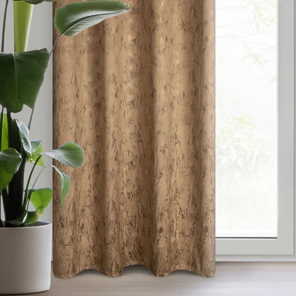 Zasłona gotowa KORNELIA z welwetu zdobiona błyszczącym nadrukiem Zasłona gotowa KORNELIA z welwetu zdobiona błyszczącym nadrukiem - 140 x 250 cm