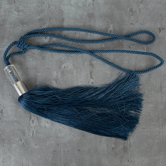 Dekoracyjny sznur do upięć z chwostem - 72 x 33 cm - ciemnoniebieski
