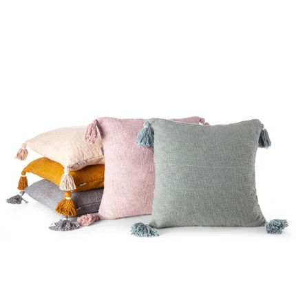 Poszewka KIMI w stylu boho z bawełnianej tkaniny o strukturalnym splocie z chwostami na rogach Poszewka KIMI w stylu boho z bawełnianej tkaniny o strukturalnym splocie z chwostami na rogach - 45 x 45 cm