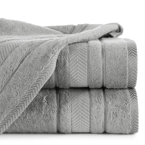 Ręcznik z żakardową bordiurą w geometrycznym stylu - 50 x 90 cm - stalowy