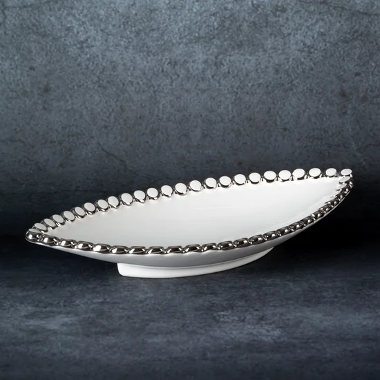 Patera ceramiczna w kształcie łódki ELORA zdobiona na brzegach kółeczkami podkreślonych srebrnym odcieniem - 31 x 14 x 5 cm - biały