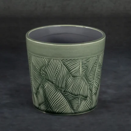 Osłonka ceramiczna DARA z wytłaczanym wzorem liści Osłonka ceramiczna DARA z wytłaczanym wzorem liści - ∅ 14 x 13 cm