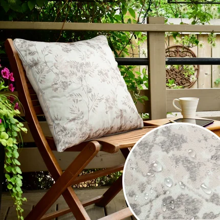 Poszewka GARDEN na taras oraz balkon z tkaniny wodoodpornej zdobiona nadrukiem roślinnym Poszewka GARDEN na taras oraz balkon z tkaniny wodoodpornej zdobiona nadrukiem roślinnym - 45 x 45 cm