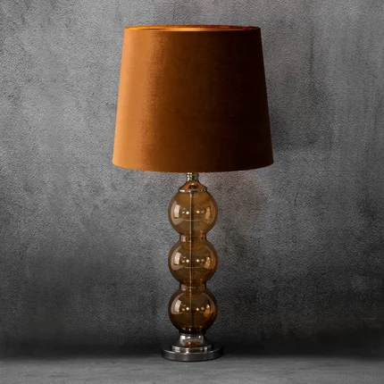 Lampa stołowa HAIDI na podstawie ze szkła z abażurem ze lśniącego welwetu Lampa stołowa HAIDI na podstawie ze szkła z abażurem ze lśniącego welwetu - 32 x 38 x 78 cm