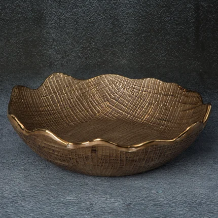 Misa ceramiczna SELMA z wytłaczanym wzorem brązowo-złota Misa ceramiczna SELMA z wytłaczanym wzorem brązowo-złota - ∅ 30 x 8 cm