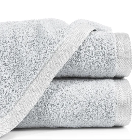 Ręcznik z delikatną bordiurą - 50 x 90 cm - srebrny