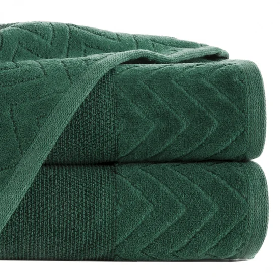 Ręcznik z welwetową bordiurą z wytłaczanym geometrycznym wzorem - 50 x 90 cm - butelkowy zielony