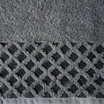 Ręcznik z geometryczną bordiurą z połyskiem - 70 x 140 cm - stalowy 2
