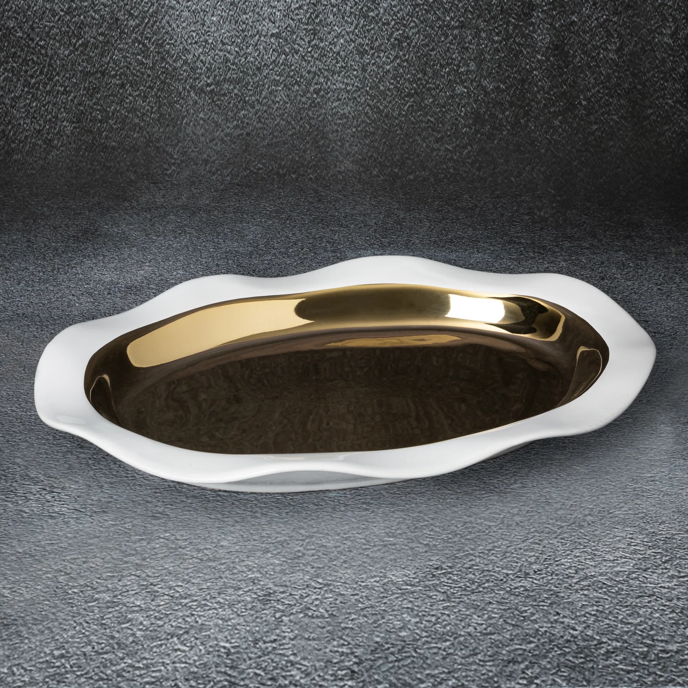 Patera ceramiczna o falującym kształcie biało-złota
