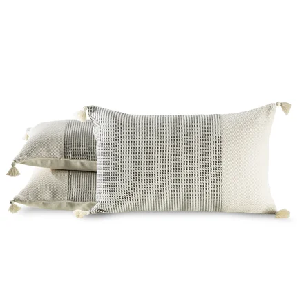 Poszewka dekoracyjna w stylu BOHO z ozdobnymi pomponami Poszewka dekoracyjna w stylu BOHO z ozdobnymi pomponami - 45 x 45 cm