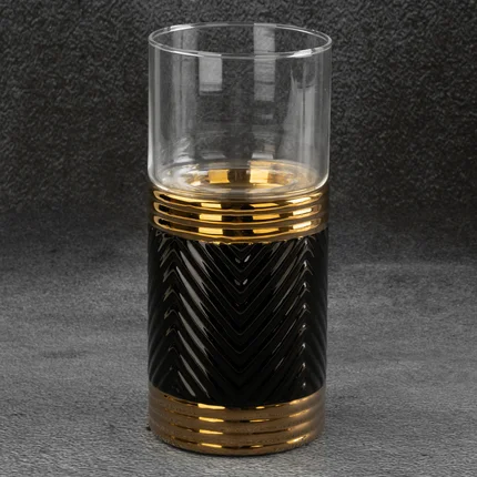 Świecznik ceramiczny czarno-złoty z wytłaczanym geometrycznym wzorem Świecznik ceramiczny czarno-złoty z wytłaczanym geometrycznym wzorem - ∅ 11 x 23 cm
