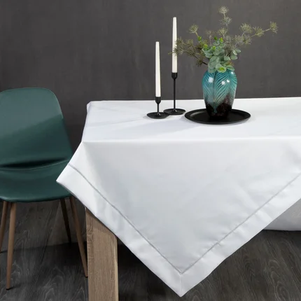 DIVA LINE Obrus z błyszczącej tkaniny zdobiony elegancką listwą oraz srebrną lamówką w eleganckim opakowaniu DIVA LINE Obrus z błyszczącej tkaniny zdobiony elegancką listwą oraz srebrną lamówką w eleganckim opakowaniu - 145 x 400 cm