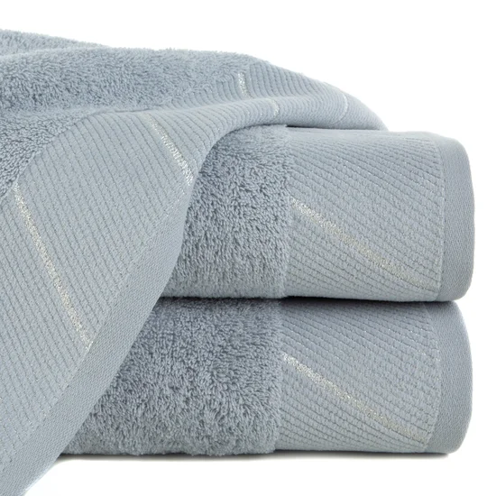 Ręcznik z szenilową bordiurą w błyszczące ukośne paski - 50 x 90 cm - jasnoszary