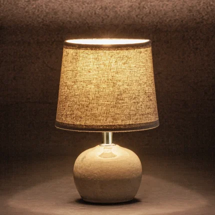 Lampka stołowa LUKA na kulistej ceramicznej podstawie z abażurem z matowej tkaniny Lampka stołowa LUKA na kulistej ceramicznej podstawie z abażurem z matowej tkaniny - ∅ 15 x 22 cm