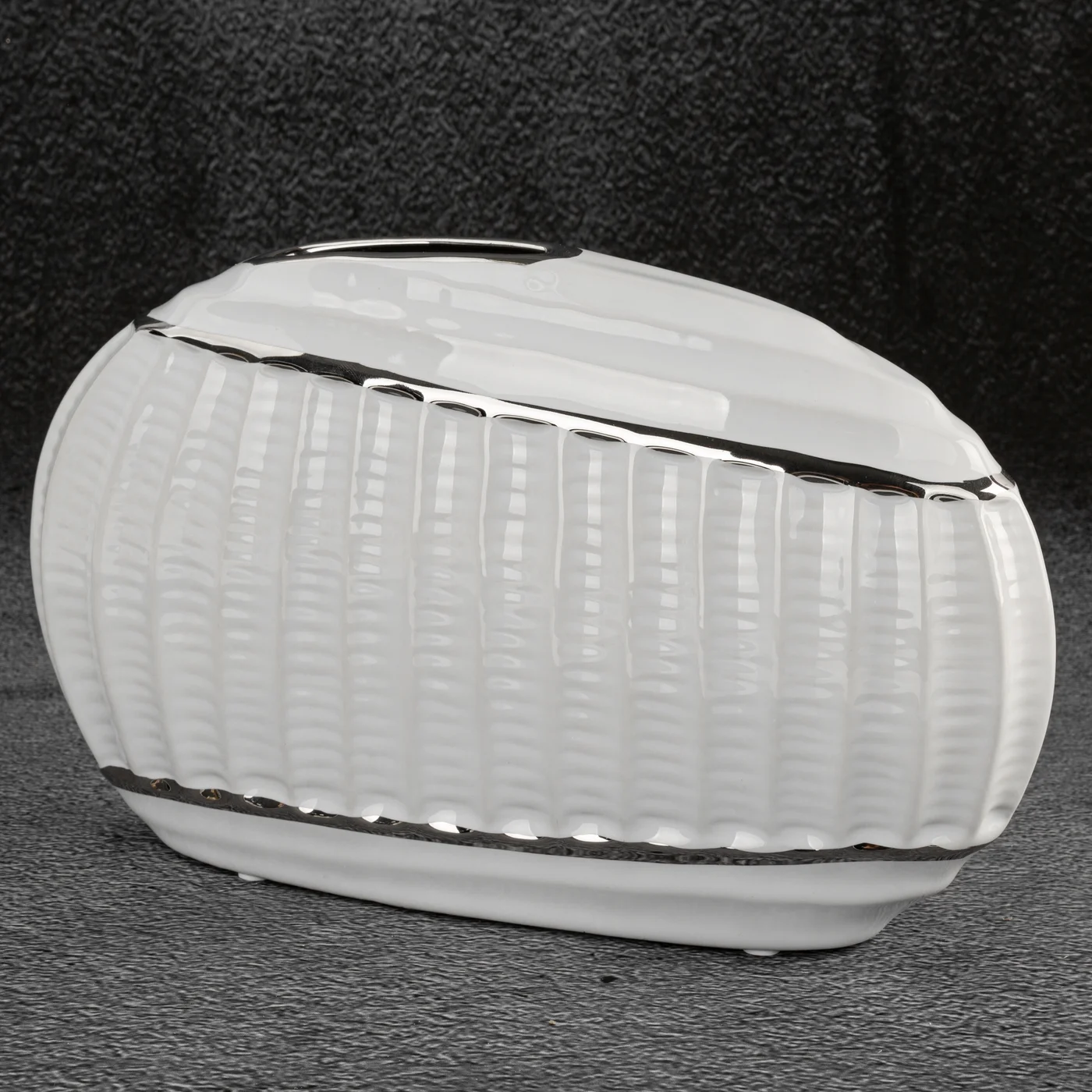 Wazon ceramiczny o nowoczesnym kształcie biało-srebrny