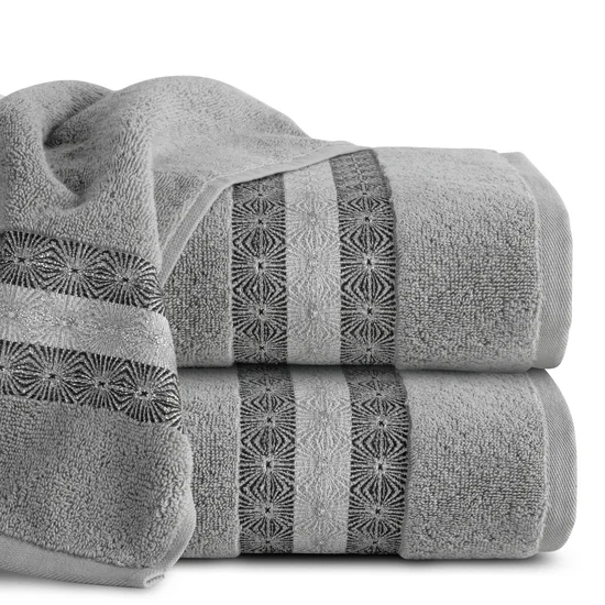 Ręcznik bawełniany MALIKA 50X90 cm z żakardową bordiurą ze wzorem podkreślonym błyszczącą nicią jasnoszary - 50 x 90 cm - jasnoszary
