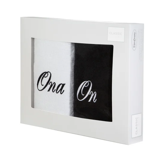 Zestaw upominkowy 2 szt ręczników  z haftem ONA i ON w kartonowym opakowaniu na prezent - 47 x 37 x 7 cm - biały